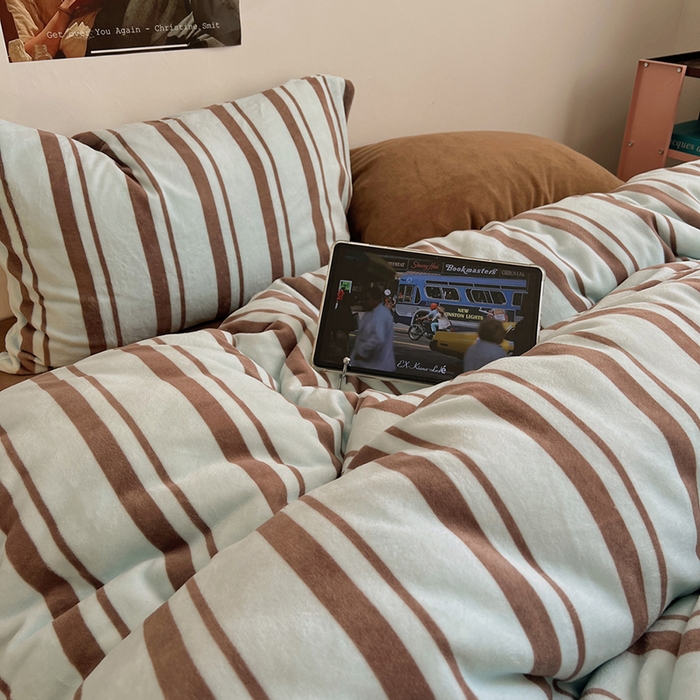 91家纺网 家纺一手货源 找家纺 （总）蜜宿 2025新款混搭条纹牛奶绒四件套（小号默认条纹枕套一只）可以配小号四件套枕套9/一只；标准和加大（默认混搭枕套条纹一只，纯色一只，可以备注更换！）