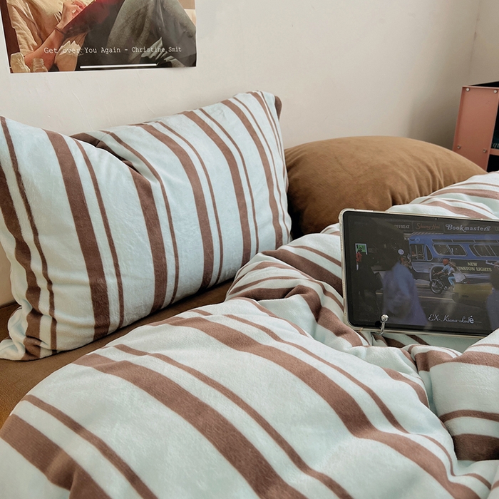 91家纺网 家纺一手货源 找家纺 （总）蜜宿 2025新款混搭条纹牛奶绒四件套（小号默认条纹枕套一只）可以配小号四件套枕套9/一只；标准和加大（默认混搭枕套条纹一只，纯色一只，可以备注更换！）