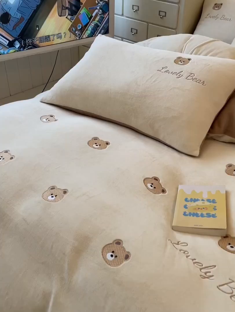 91家纺网 家纺一手货源 找家纺 美澳家纺 2025新款刺绣ins小清新高克重牛奶绒四件套床笠款四件套 小熊-奶白