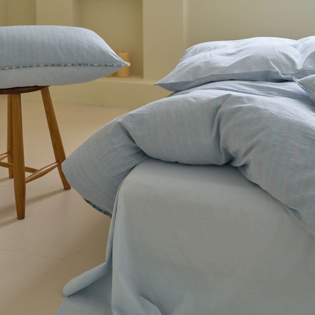 91家纺网 家纺一手货源 找家纺 洋铭区（原狠狠爱） 2025新款慕斯VS早安水洗棉彩边色织提花四件套 慕斯天空蓝