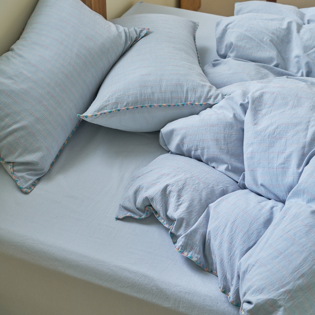 91家纺网 家纺一手货源 找家纺 洋铭区（原狠狠爱） 2025新款慕斯VS早安水洗棉彩边色织提花四件套 慕斯天空蓝