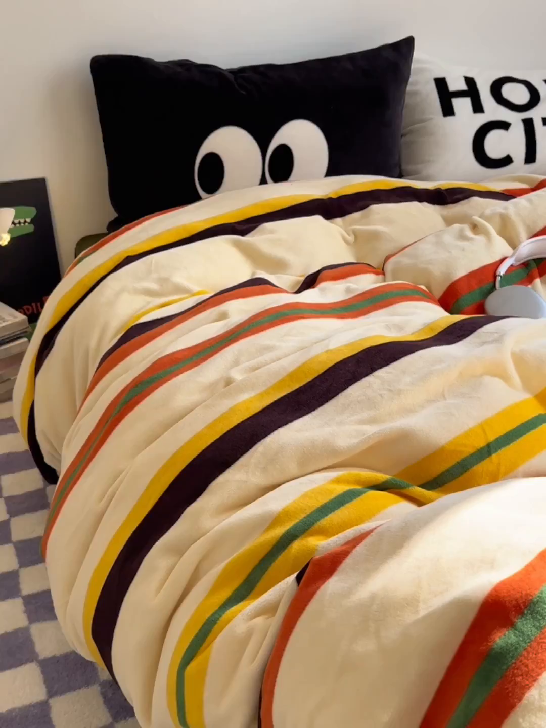 91家纺网 家纺一手货源 找家纺 （总）蜜宿 2025新款大眼睛混搭条纹牛奶绒四件套（小号三件套枕套默认发黑色大眼睛款！！也可以调换字母款枕套！！）