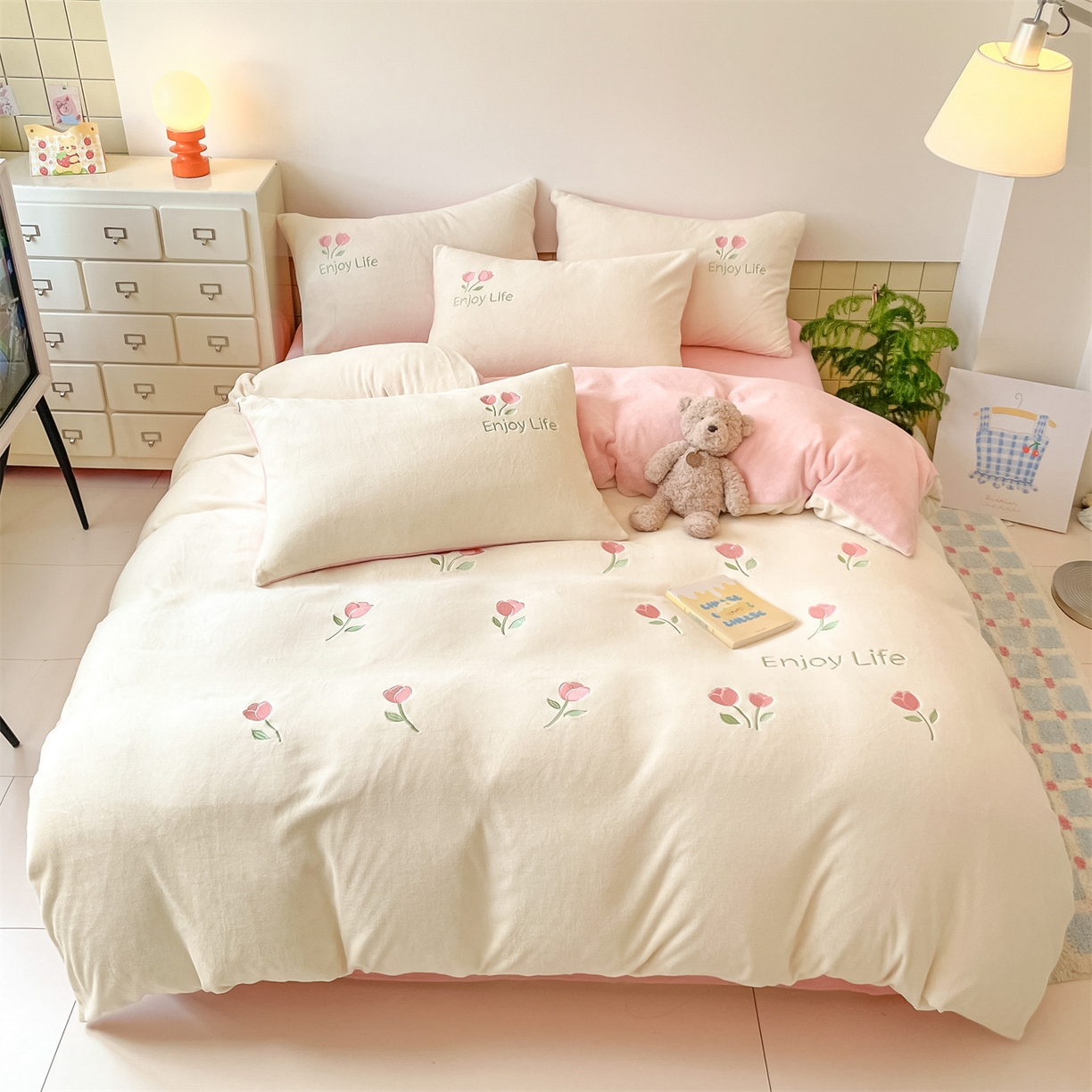 91家纺网 家纺一手货源 找家纺 美澳家纺 2025新款刺绣ins小清新高克重牛奶绒四件套床笠款四件套 郁金香-奶白