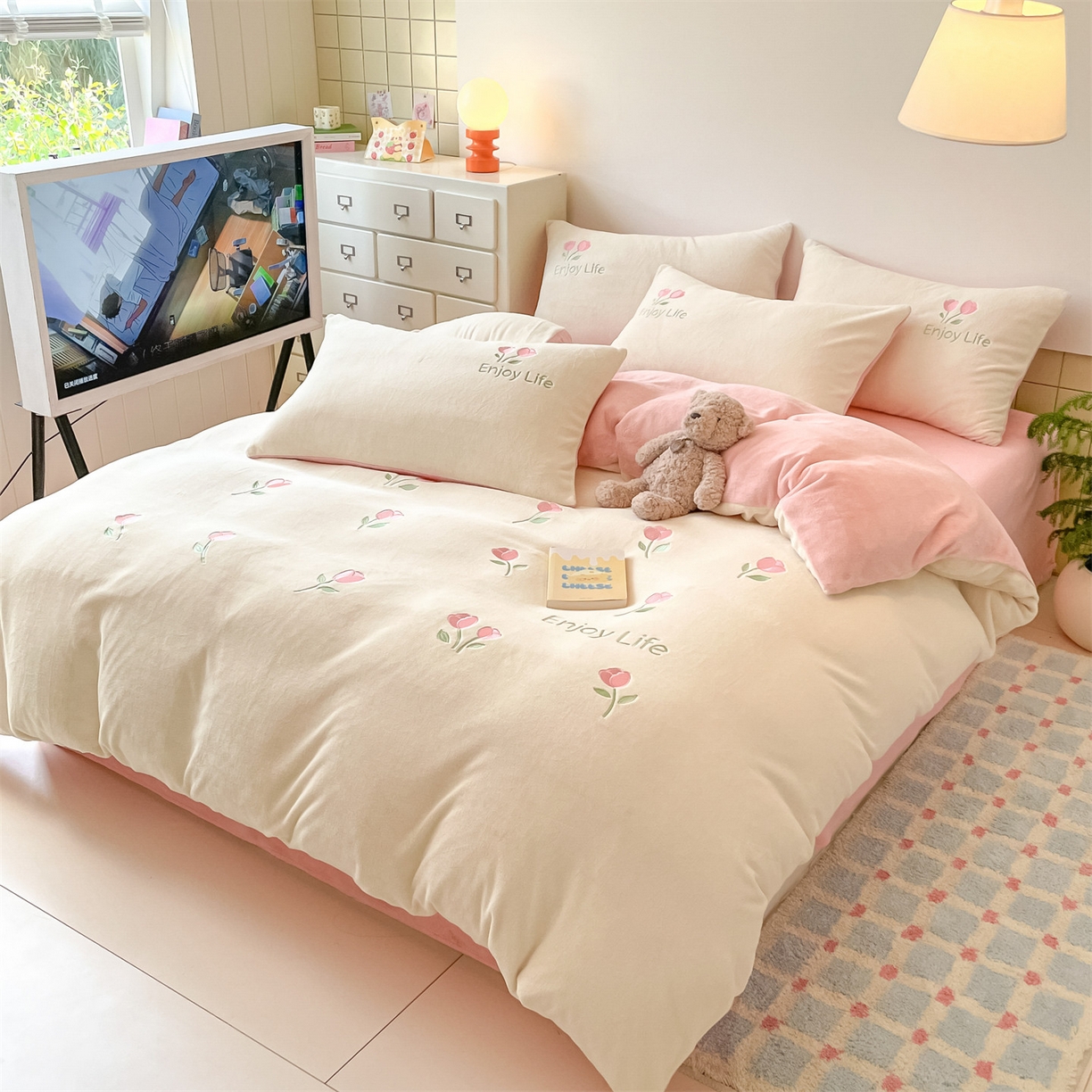 91家纺网 家纺一手货源 找家纺 美澳家纺 2025新款刺绣ins小清新高克重牛奶绒四件套床笠款四件套 郁金香-奶白