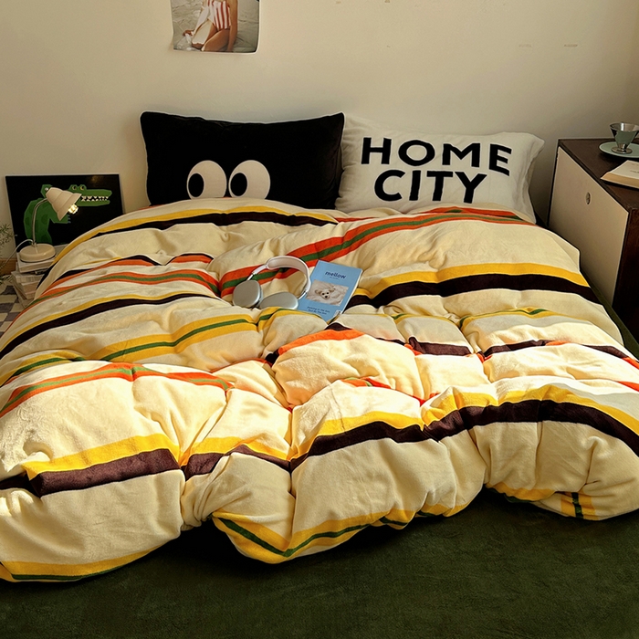 91家纺网 家纺一手货源 找家纺 （总）蜜宿 2025新款大眼睛混搭条纹牛奶绒四件套（小号三件套枕套默认发黑色大眼睛款！！也可以调换字母款枕套！！）