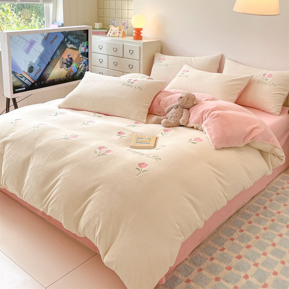 91家纺网 家纺一手货源 找家纺 美澳家纺 2025新款刺绣ins小清新高克重牛奶绒四件套床笠款四件套 郁金香-奶白