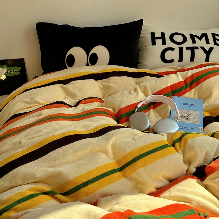 91家纺网 家纺一手货源 找家纺 （总）蜜宿 2025新款大眼睛混搭条纹牛奶绒四件套（小号三件套枕套默认发黑色大眼睛款！！也可以调换字母款枕套！！）