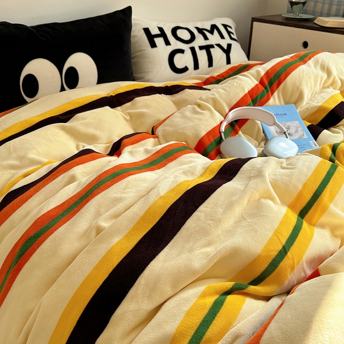 91家纺网 家纺一手货源 找家纺 （总）蜜宿 2025新款大眼睛混搭条纹牛奶绒四件套（小号三件套枕套默认发黑色大眼睛款！！也可以调换字母款枕套！！）