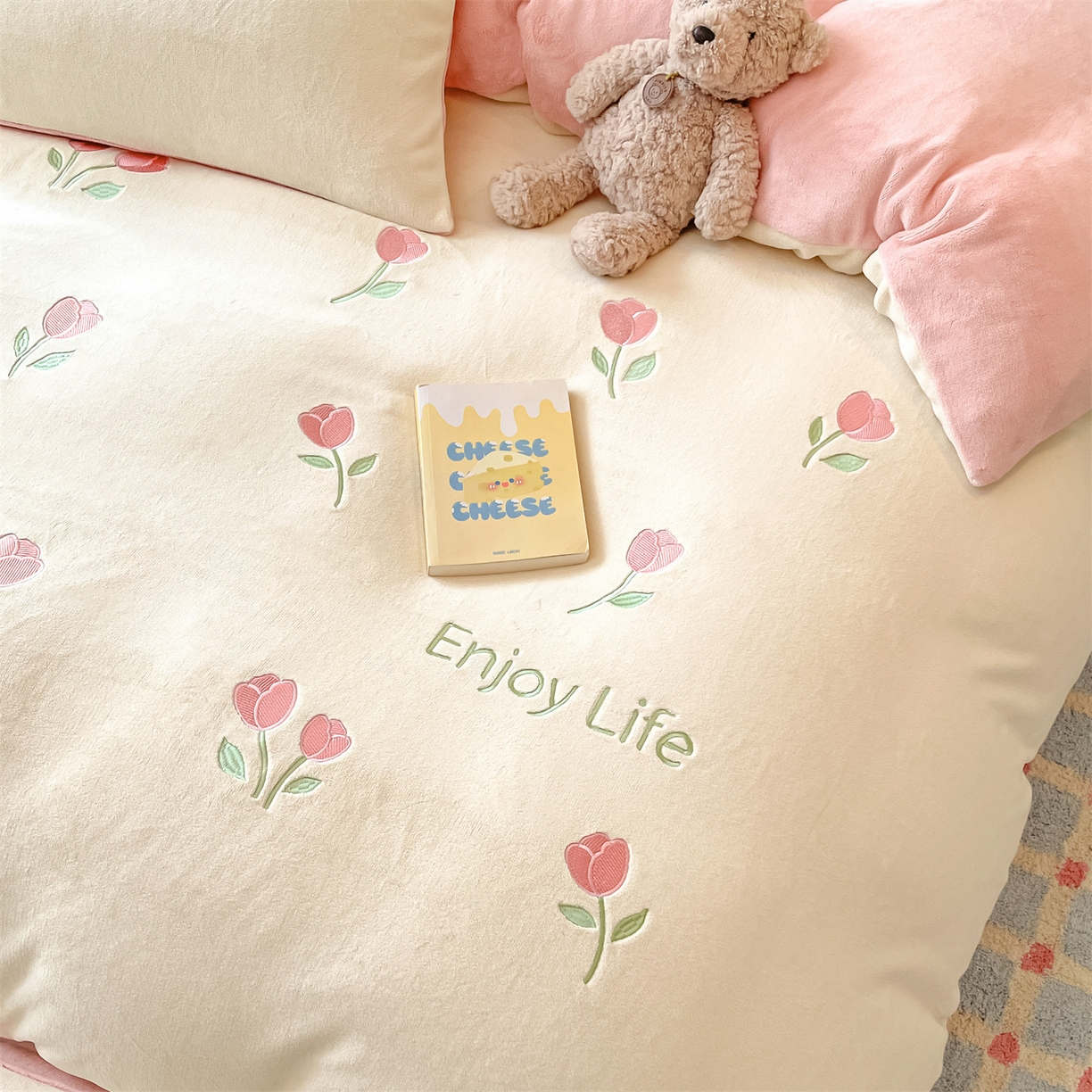 91家纺网 家纺一手货源 找家纺 美澳家纺 2025新款刺绣ins小清新高克重牛奶绒四件套床笠款四件套 郁金香-奶白