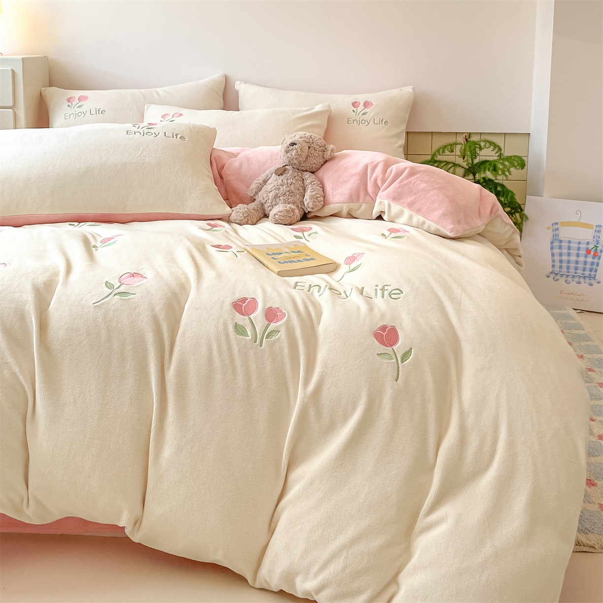 91家纺网 家纺一手货源 找家纺 美澳家纺 2025新款刺绣ins小清新高克重牛奶绒四件套床笠款四件套 郁金香-奶白