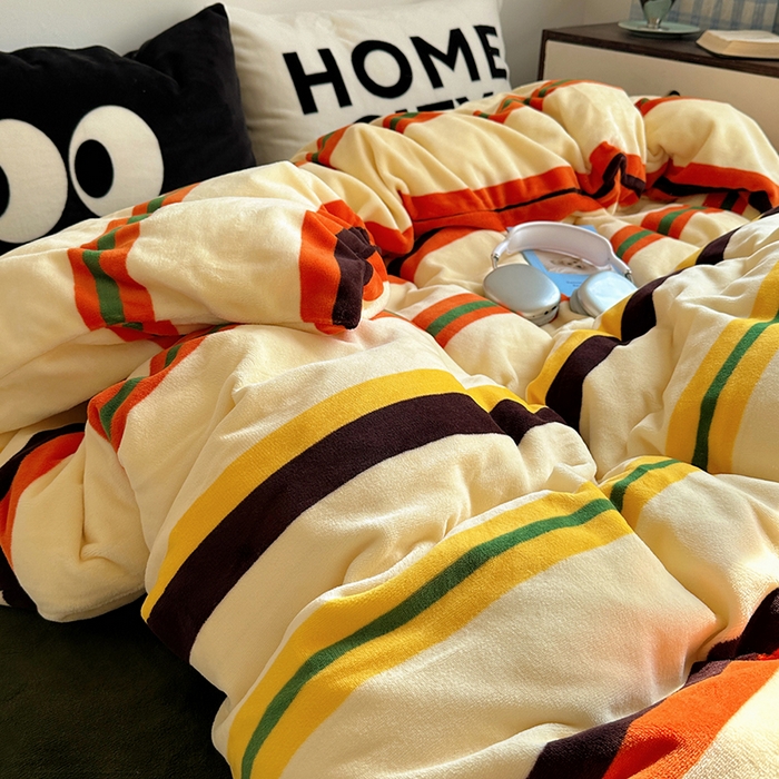 91家纺网 家纺一手货源 找家纺 （总）蜜宿 2025新款大眼睛混搭条纹牛奶绒四件套（小号三件套枕套默认发黑色大眼睛款！！也可以调换字母款枕套！！）