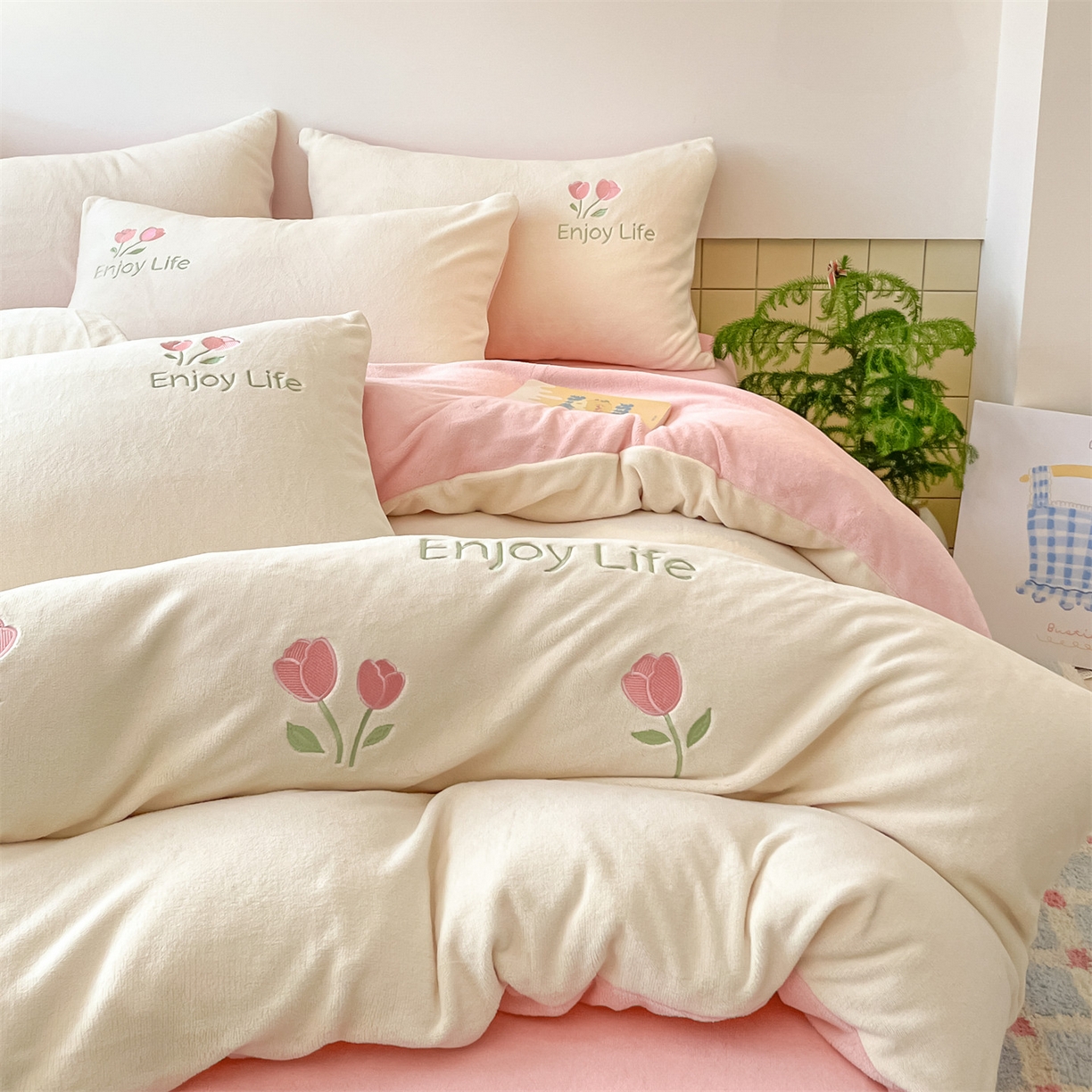 91家纺网 家纺一手货源 找家纺 美澳家纺 2025新款刺绣ins小清新高克重牛奶绒四件套床笠款四件套 郁金香-奶白