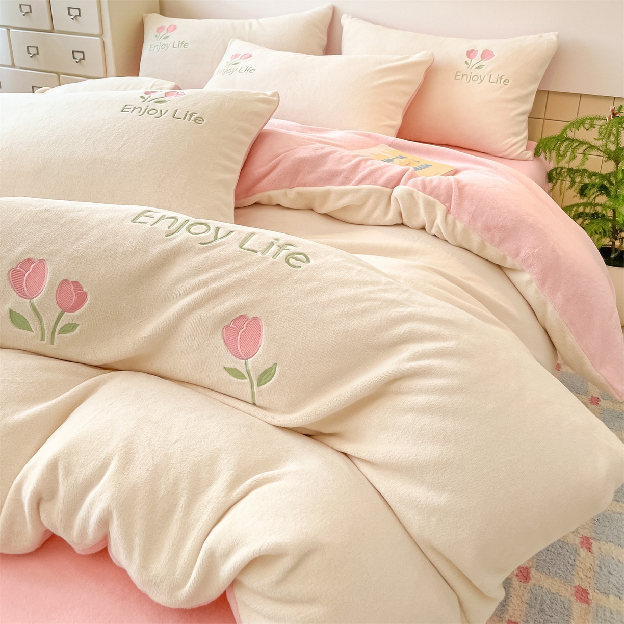 91家纺网 家纺一手货源 找家纺 美澳家纺 2025新款刺绣ins小清新高克重牛奶绒四件套床笠款四件套 郁金香-奶白