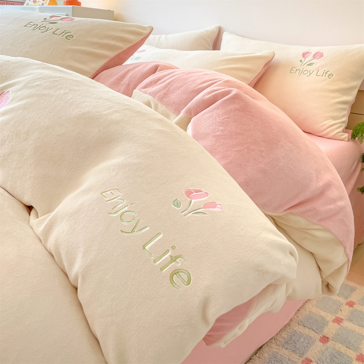 91家纺网 家纺一手货源 找家纺 美澳家纺 2025新款刺绣ins小清新高克重牛奶绒四件套床笠款四件套 郁金香-奶白