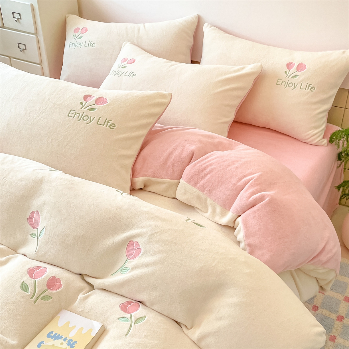 91家纺网 家纺一手货源 找家纺 美澳家纺 2025新款刺绣ins小清新高克重牛奶绒四件套床笠款四件套 郁金香-奶白