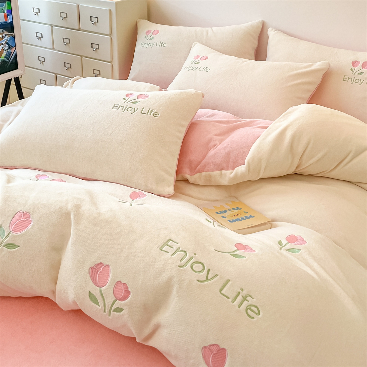 91家纺网 家纺一手货源 找家纺 美澳家纺 2025新款刺绣ins小清新高克重牛奶绒四件套床笠款四件套 郁金香-奶白