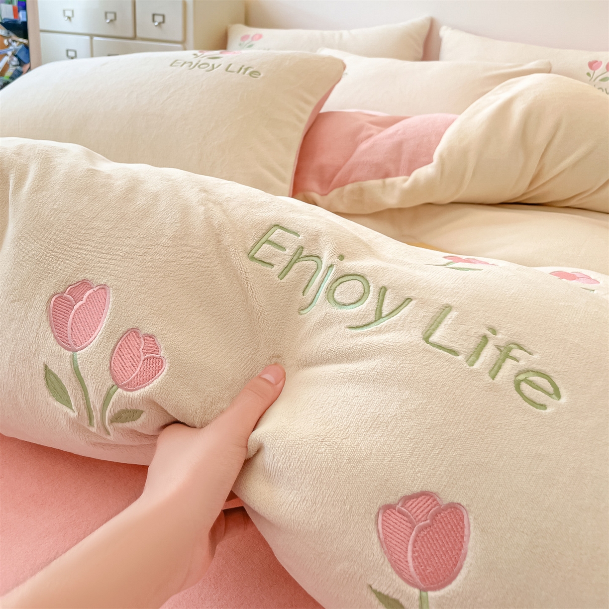 91家纺网 家纺一手货源 找家纺 美澳家纺 2025新款刺绣ins小清新高克重牛奶绒四件套床笠款四件套 郁金香-奶白