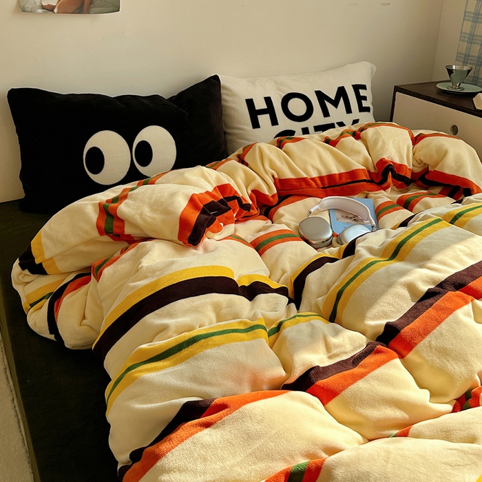 91家纺网 家纺一手货源 找家纺 （总）蜜宿 2025新款大眼睛混搭条纹牛奶绒四件套（小号三件套枕套默认发黑色大眼睛款！！也可以调换字母款枕套！！）