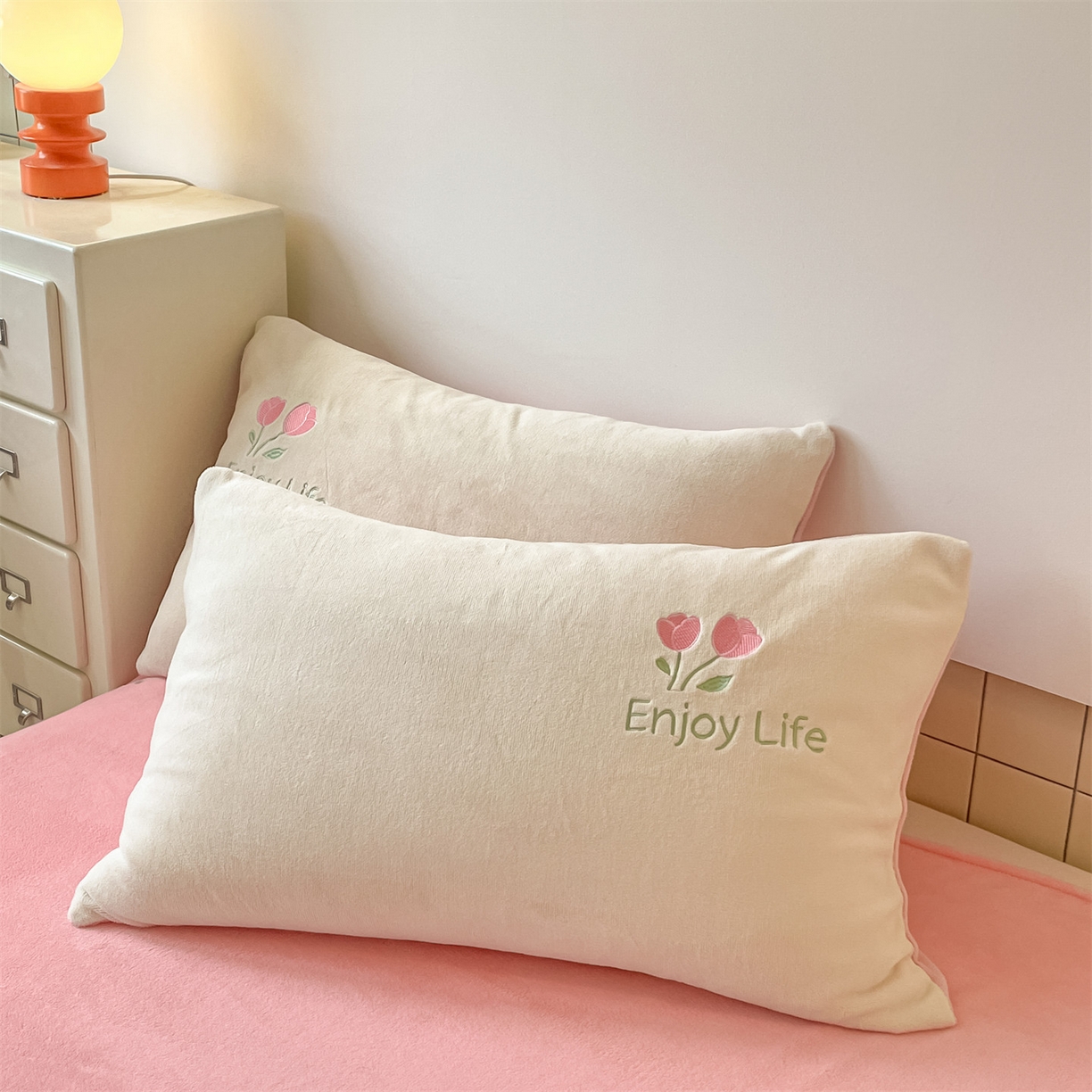 91家纺网 家纺一手货源 找家纺 美澳家纺 2025新款刺绣ins小清新高克重牛奶绒四件套床笠款四件套 郁金香-奶白