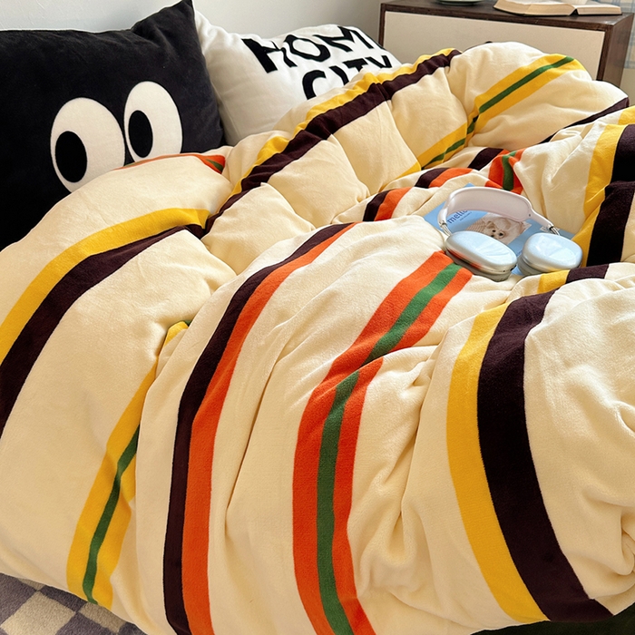91家纺网 家纺一手货源 找家纺 （总）蜜宿 2025新款大眼睛混搭条纹牛奶绒四件套（小号三件套枕套默认发黑色大眼睛款！！也可以调换字母款枕套！！）