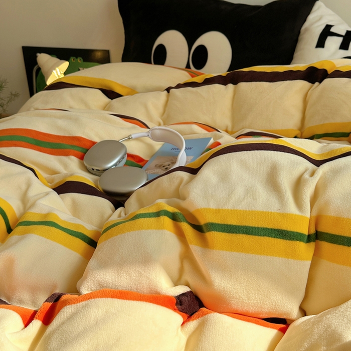 91家纺网 家纺一手货源 找家纺 （总）蜜宿 2025新款大眼睛混搭条纹牛奶绒四件套（小号三件套枕套默认发黑色大眼睛款！！也可以调换字母款枕套！！）