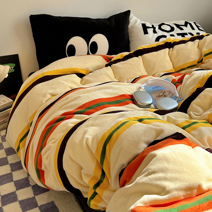 91家纺网 家纺一手货源 找家纺 （总）蜜宿 2025新款大眼睛混搭条纹牛奶绒四件套（小号三件套枕套默认发黑色大眼睛款！！也可以调换字母款枕套！！）