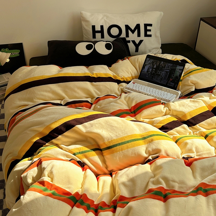 91家纺网 家纺一手货源 找家纺 （总）蜜宿 2025新款大眼睛混搭条纹牛奶绒四件套（小号三件套枕套默认发黑色大眼睛款！！也可以调换字母款枕套！！）