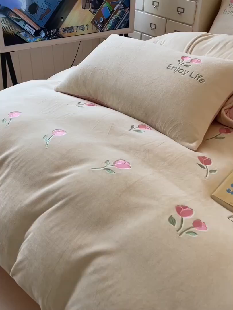 91家纺网 家纺一手货源 找家纺 美澳家纺 2025新款刺绣ins小清新高克重牛奶绒四件套床笠款四件套 郁金香-奶白