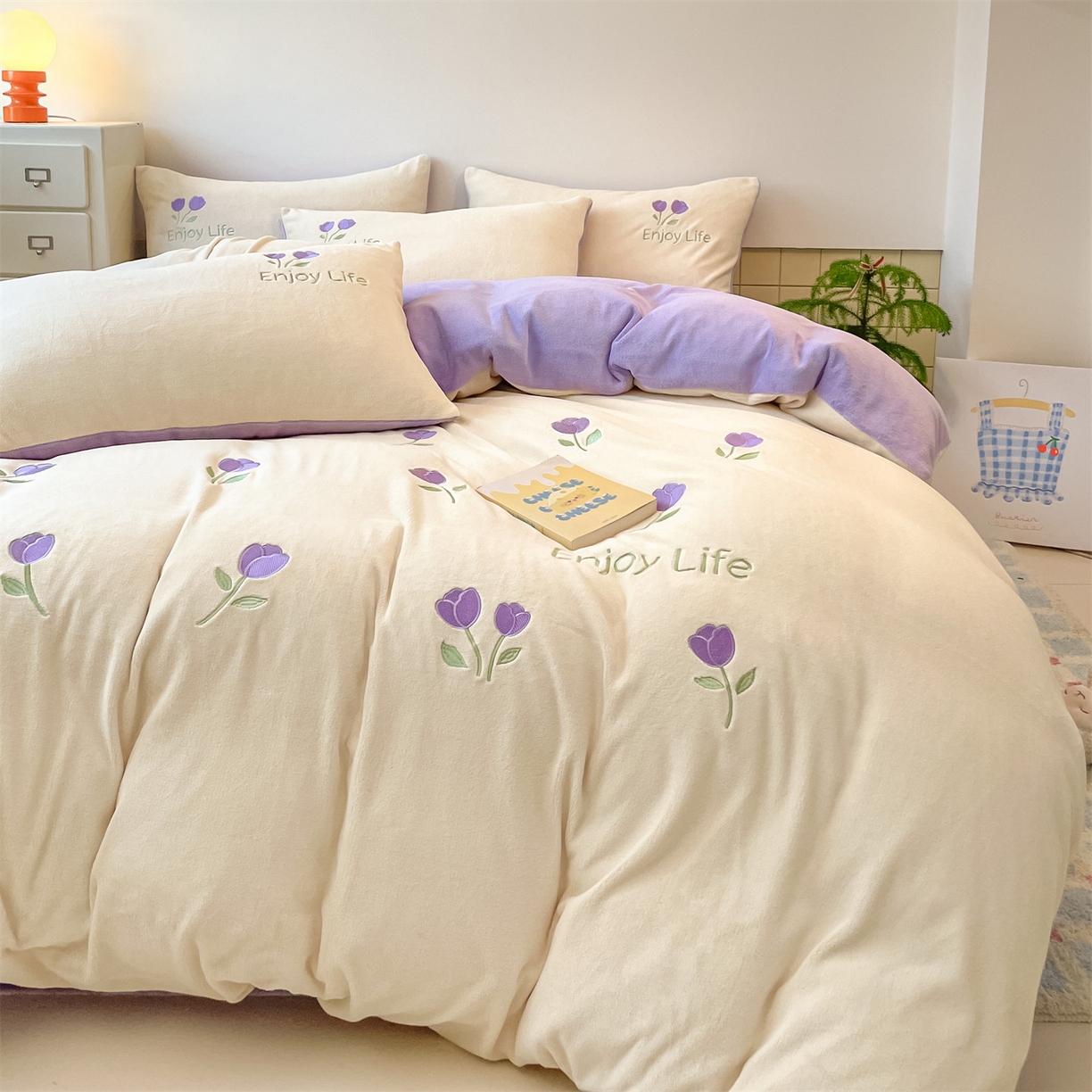 91家纺网 家纺一手货源 找家纺 美澳家纺 2025新款刺绣ins小清新高克重牛奶绒四件套床笠款四件套 郁金香-紫