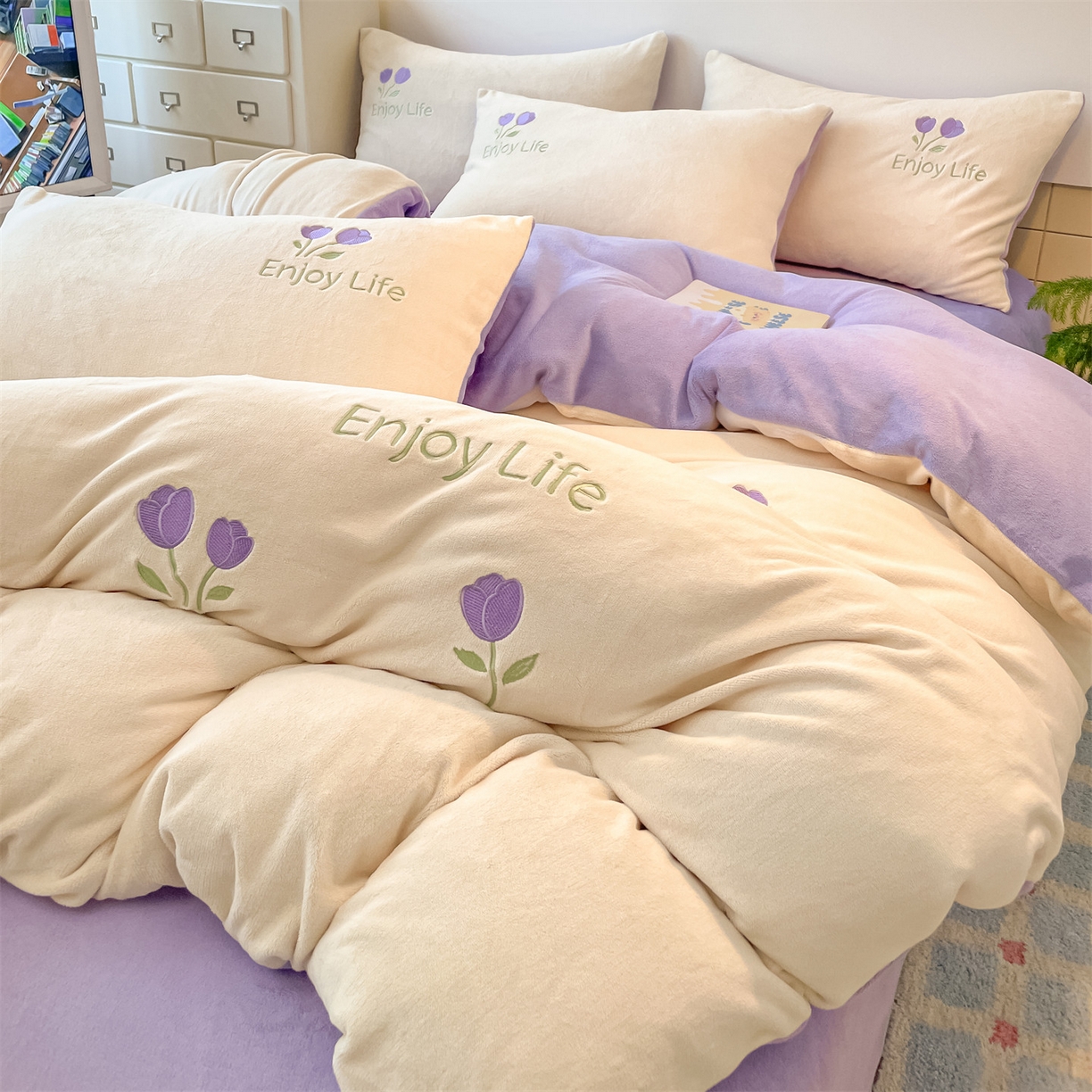 91家纺网 家纺一手货源 找家纺 美澳家纺 2025新款刺绣ins小清新高克重牛奶绒四件套床笠款四件套 郁金香-紫