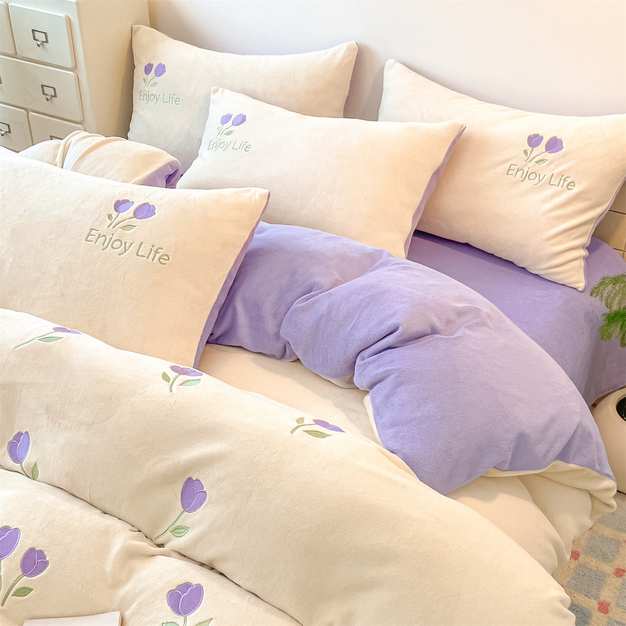 91家纺网 家纺一手货源 找家纺 美澳家纺 2025新款刺绣ins小清新高克重牛奶绒四件套床笠款四件套 郁金香-紫