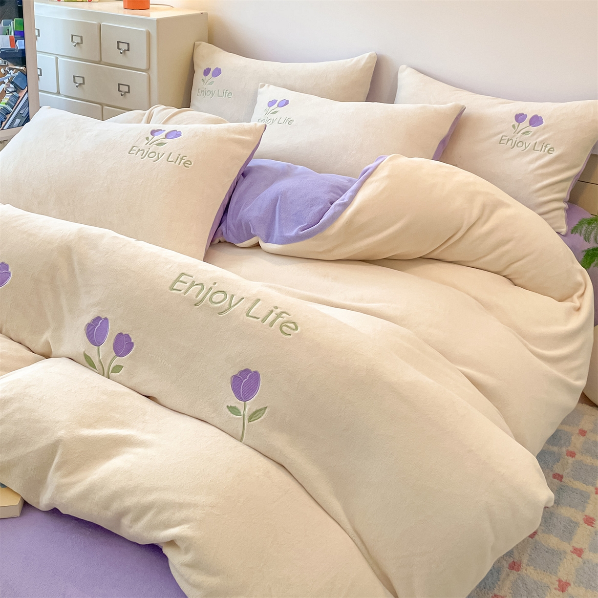 91家纺网 家纺一手货源 找家纺 美澳家纺 2025新款刺绣ins小清新高克重牛奶绒四件套床笠款四件套 郁金香-紫