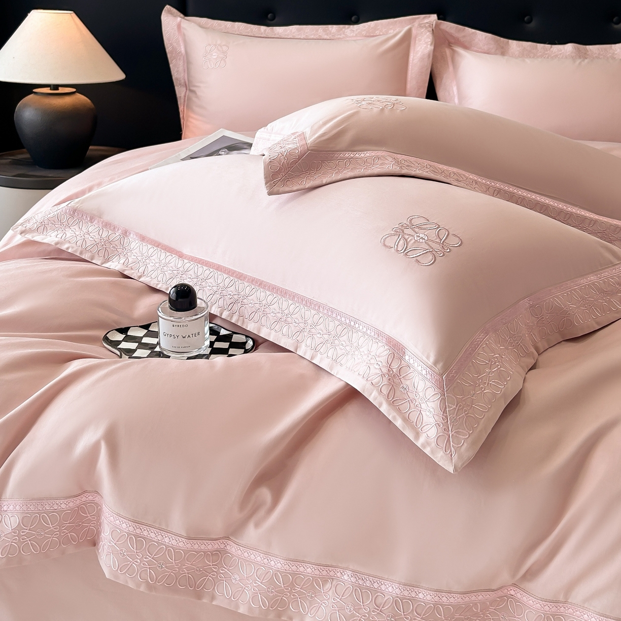 91家纺网 家纺一手货源 找家纺 安妮家居 2025新款A类100s长绒棉纯棉贡缎四件套-塞纳 塞纳-雾吻粉