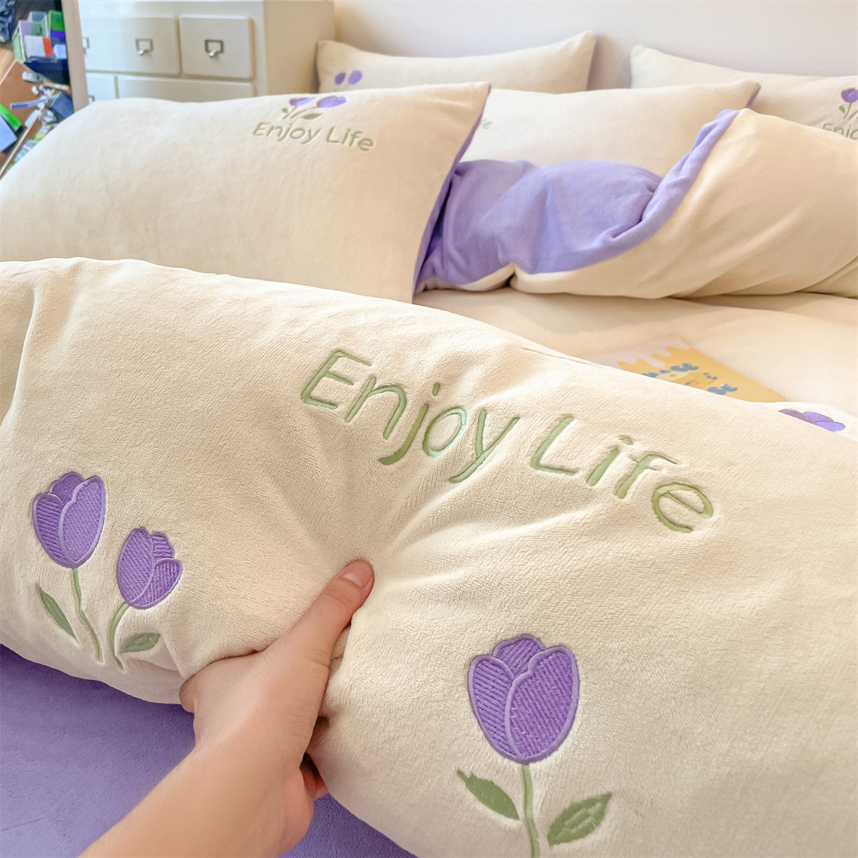 91家纺网 家纺一手货源 找家纺 美澳家纺 2025新款刺绣ins小清新高克重牛奶绒四件套床笠款四件套 郁金香-紫