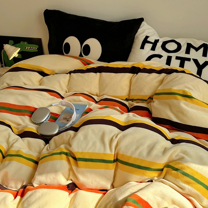 91家纺网 家纺一手货源 找家纺 蜜宿 2025新款大眼睛混搭条纹牛奶绒四件套（小号三件套枕套默认发黑色大眼睛款！！也可以调换字母款枕套！！） 绒-ins多彩条