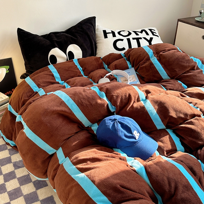 91家纺网 家纺一手货源 找家纺 蜜宿 2025新款大眼睛混搭条纹牛奶绒四件套（小号三件套枕套默认发黑色大眼睛款！！也可以调换字母款枕套！！） 绒-ins星蓝条