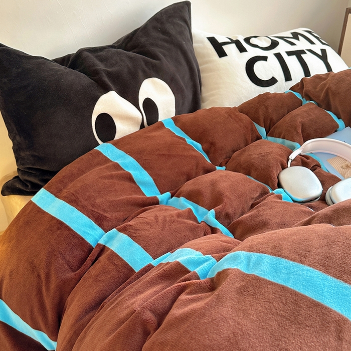 91家纺网 家纺一手货源 找家纺 蜜宿 2025新款大眼睛混搭条纹牛奶绒四件套（小号三件套枕套默认发黑色大眼睛款！！也可以调换字母款枕套！！） 绒-ins星蓝条