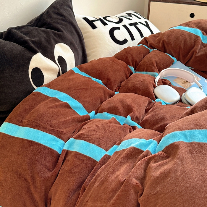 91家纺网 家纺一手货源 找家纺 蜜宿 2025新款大眼睛混搭条纹牛奶绒四件套（小号三件套枕套默认发黑色大眼睛款！！也可以调换字母款枕套！！） 绒-ins星蓝条