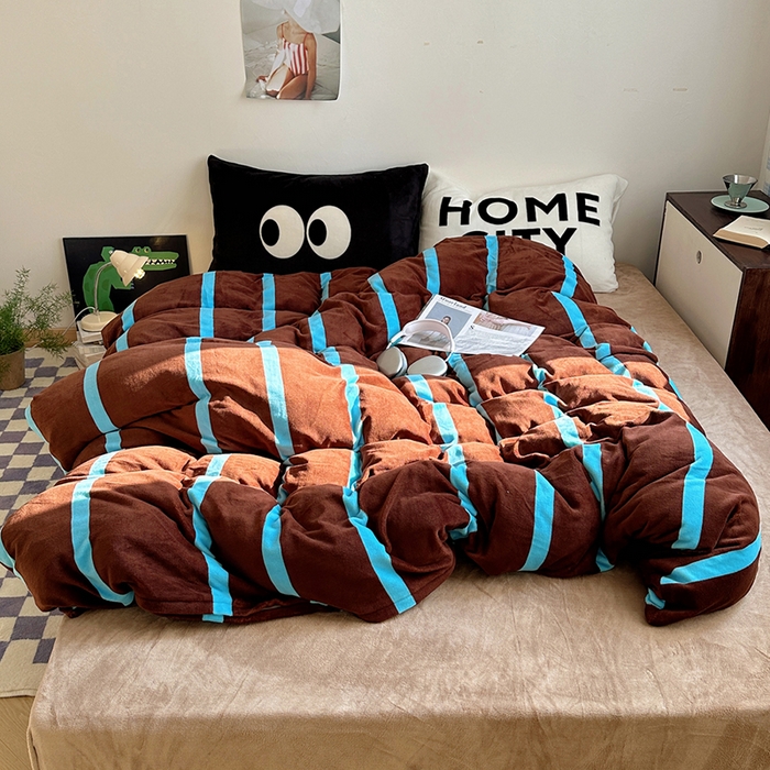 91家纺网 家纺一手货源 找家纺 蜜宿 2025新款大眼睛混搭条纹牛奶绒四件套（小号三件套枕套默认发黑色大眼睛款！！也可以调换字母款枕套！！） 绒-ins星蓝条