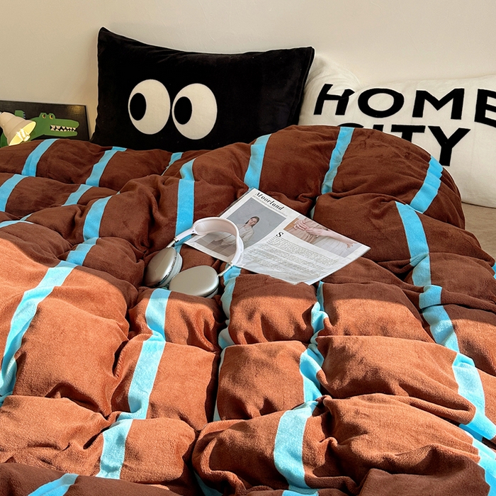 91家纺网 家纺一手货源 找家纺 蜜宿 2025新款大眼睛混搭条纹牛奶绒四件套（小号三件套枕套默认发黑色大眼睛款！！也可以调换字母款枕套！！） 绒-ins星蓝条