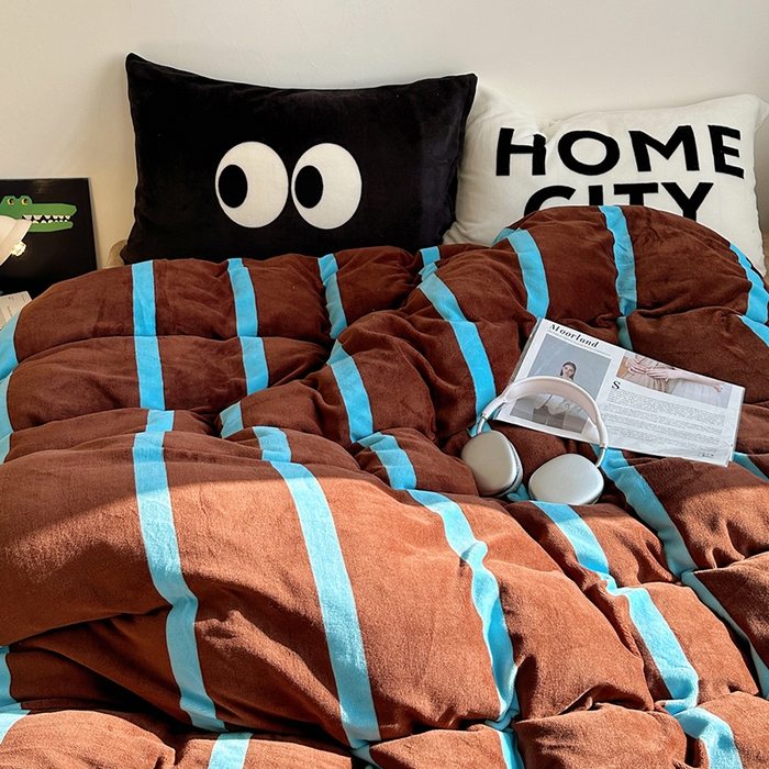 91家纺网 家纺一手货源 找家纺 蜜宿 2025新款大眼睛混搭条纹牛奶绒四件套（小号三件套枕套默认发黑色大眼睛款！！也可以调换字母款枕套！！） 绒-ins星蓝条