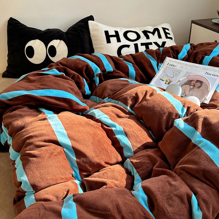 91家纺网 家纺一手货源 找家纺 蜜宿 2025新款大眼睛混搭条纹牛奶绒四件套（小号三件套枕套默认发黑色大眼睛款！！也可以调换字母款枕套！！） 绒-ins星蓝条