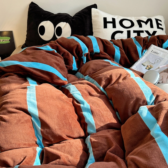 91家纺网 家纺一手货源 找家纺 蜜宿 2025新款大眼睛混搭条纹牛奶绒四件套（小号三件套枕套默认发黑色大眼睛款！！也可以调换字母款枕套！！） 绒-ins星蓝条
