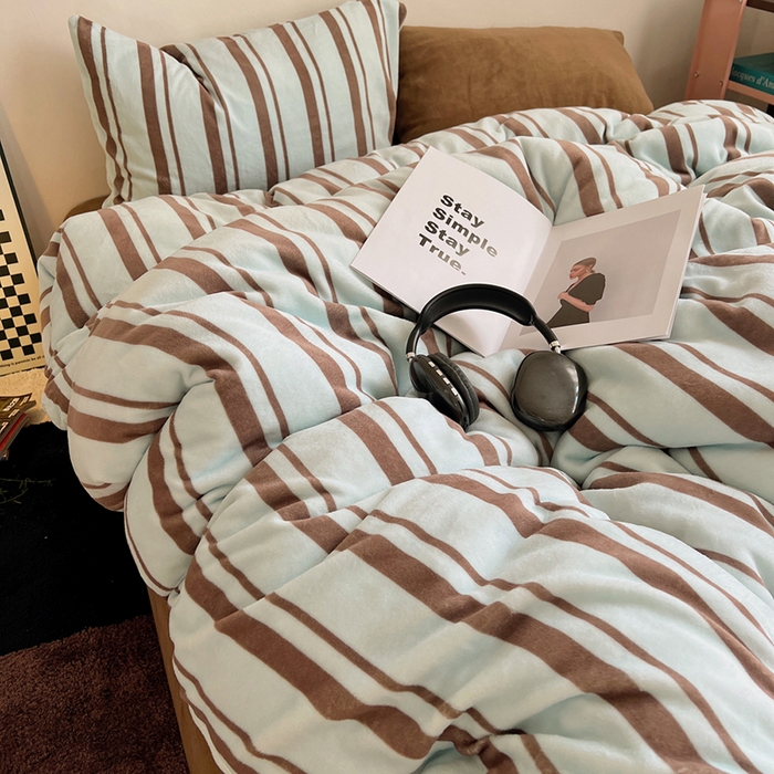 91家纺网 家纺一手货源 找家纺 蜜宿 2025新款混搭条纹牛奶绒四件套（小号默认条纹枕套一只）可以配小号四件套枕套9/一只；标准和加大（默认混搭枕套条纹一只，纯色一只，可以备注更换！） 薄荷生巧