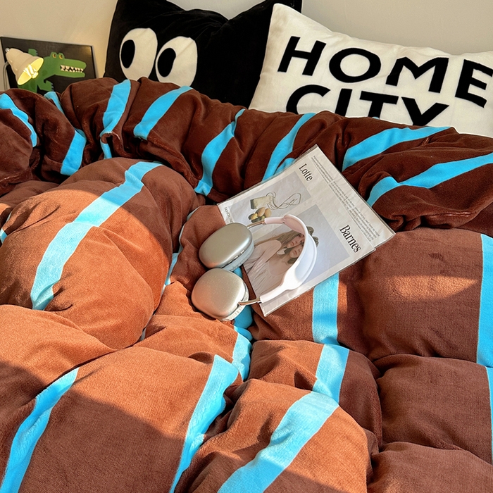 91家纺网 家纺一手货源 找家纺 蜜宿 2025新款大眼睛混搭条纹牛奶绒四件套（小号三件套枕套默认发黑色大眼睛款！！也可以调换字母款枕套！！） 绒-ins星蓝条