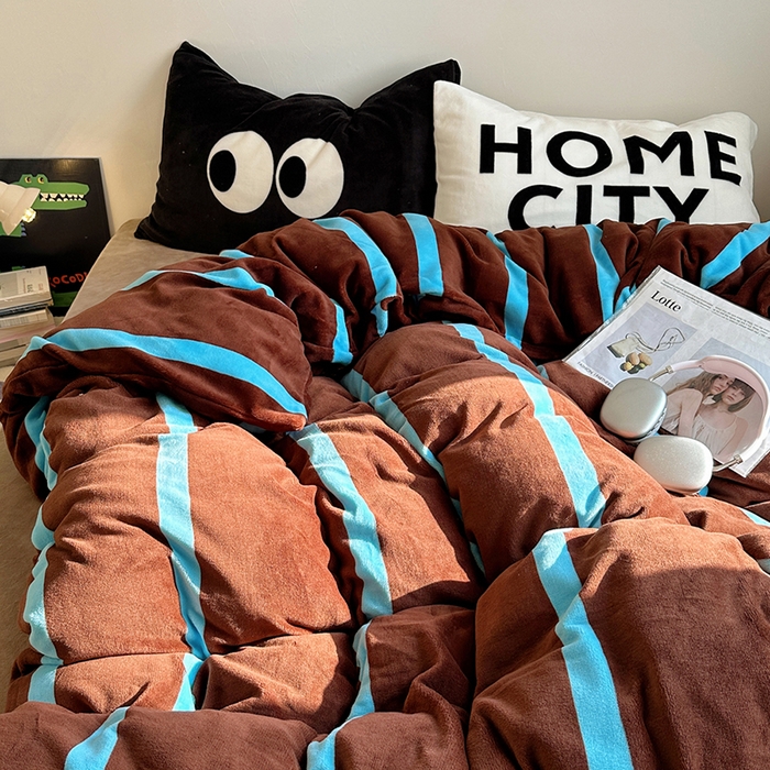 91家纺网 家纺一手货源 找家纺 蜜宿 2025新款大眼睛混搭条纹牛奶绒四件套（小号三件套枕套默认发黑色大眼睛款！！也可以调换字母款枕套！！） 绒-ins星蓝条