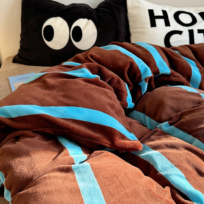 91家纺网 家纺一手货源 找家纺 蜜宿 2025新款大眼睛混搭条纹牛奶绒四件套（小号三件套枕套默认发黑色大眼睛款！！也可以调换字母款枕套！！） 绒-ins星蓝条