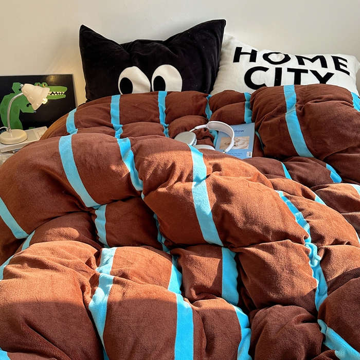 91家纺网 家纺一手货源 找家纺 蜜宿 2025新款大眼睛混搭条纹牛奶绒四件套（小号三件套枕套默认发黑色大眼睛款！！也可以调换字母款枕套！！） 绒-ins星蓝条