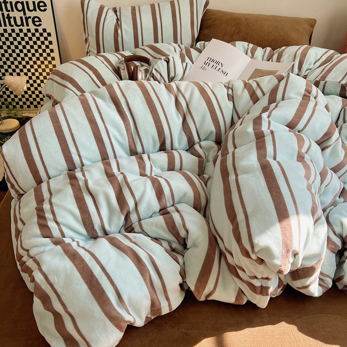 91家纺网 家纺一手货源 找家纺 蜜宿 2025新款混搭条纹牛奶绒四件套（小号默认条纹枕套一只）可以配小号四件套枕套9/一只；标准和加大（默认混搭枕套条纹一只，纯色一只，可以备注更换！） 薄荷生巧