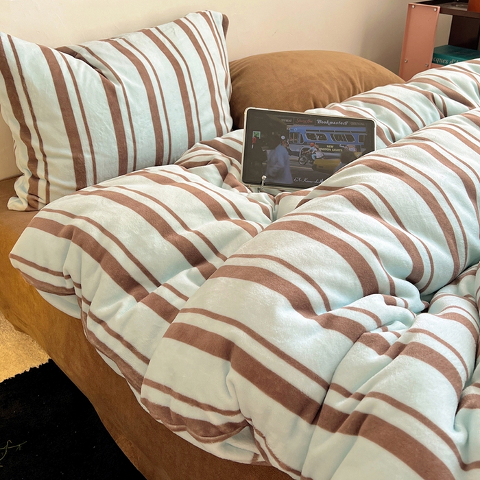 91家纺网 家纺一手货源 找家纺 蜜宿 2025新款混搭条纹牛奶绒四件套（小号默认条纹枕套一只）可以配小号四件套枕套9/一只；标准和加大（默认混搭枕套条纹一只，纯色一只，可以备注更换！） 薄荷生巧